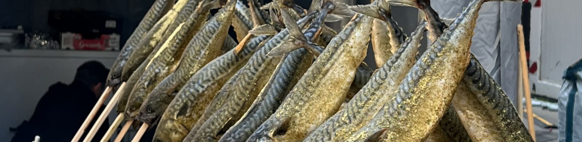 Steckerlfische, vorbereitet und aufgespießt